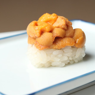 築地・全国からの厳選食材で握る寿司は、職人のひと手間が加わる