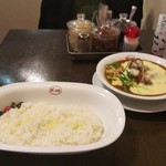 欧風カレー ボンディ - MIXカレーは、チキン、海老、アサリ、マッシュルームの具が入ったお得なカレーです。