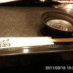 焼肉 金田 - 先に配膳済みのお箸と小皿