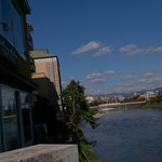 キンカーオ - 七条大橋から店の外観