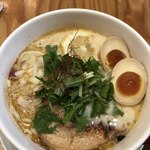下品なぐらいダシのうまいラーメン屋 - 