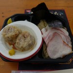 飯田商店 - シウマイはつけ汁の上に乗ってくる