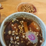 響き屋 - ブラックつけ麺全部のせ(つけ汁)