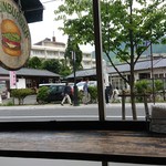 YUFUIN BURGER - 店内から通りを見ると