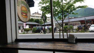 ユフインバーガー - 店内から通りを見ると