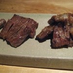 しら石 - 炭火焼　サーロイン（左）