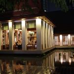 Celadon - 池のほとりに建つ一軒家