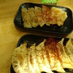 金山餃子酒場 ハイカラ餃子 - 上がノーマル、下が黒豚