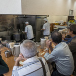 老郷 - 店内。写真では分かりませんが、一番奥のテーブル席は作業場で使われているので客は座れません。