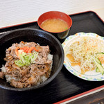 四つ葉 - 牛焼肉丼と味噌汁とセルフサラダ