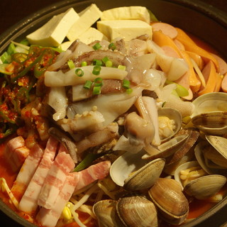 Lots of meat and vegetables! A variety of piping hot luxury [hot pot]
