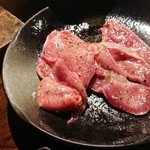 ホルモンさわ - 豚タン塩で～す！あっ３切れ焼き焼きしてしまった！(///ω///)♪