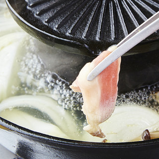 ラム肉の繊細な旨味を味わう、『とろけるラムしゃぶ』。