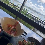 松江の台所 こ根っこや - ランチセットと窓際の景色