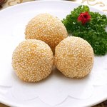 Fried sesame dumplings (2 pieces)