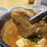 삼시세끼 - 통삼겹 김치 찌개(トンサムギョプキムチチゲ:豚肉入りキムチ鍋)　7000₩