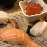 Nigirizushi Benkei - 赤海老、こぼれイクラ飯、サーモン、帆立貝柱、玉子