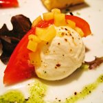 TRATTORIA La Wasabi - 野木さん家の完熟トマトと水牛のモッツアレラチーズのカプレーゼ　フレッシュマンゴーのソース