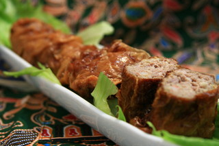 新東記 - 豚肉と海老の絶妙なバランスと南国ならではの香辛料で味付けした湯葉巻きローバック
