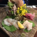 隠れ家たまり - 料理写真:佐渡から直送される魚介。お造りは最高の味です。お造り盛り合わせ¥1800〜