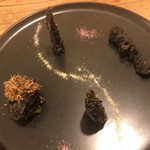 シクラメンテ - 生ししゃも、鱈の白子、松茸に竹炭のパウダーをまぶしたフリット