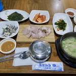 남궁고기국수 - 料理写真:「수육백반(スユッペッパン：茹で豚定食)」(10000₩)