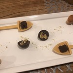 シクラメンテ - クルミチョコ、ミルクチョコ、フィナンシェとコーヒー