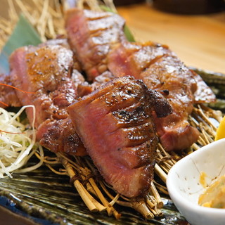 これを食べなきゃ始まらない！名物【牛タン炭火焼き】