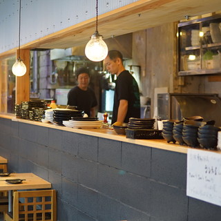 オープンキッチンでカジュアルな店内