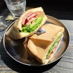 ラフ&タフ コーヒースタンド - BLTサンド