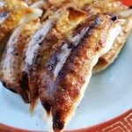 新ちゃん - ぎょうざ　揚げ焼きの様でカリカリに仕上がってます