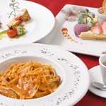 Vessone - 人気の【ワタリガニとしめじのトマトクリームソース】はランチセットやディナーコースでも選べます。