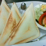 Cafe KITAMON - タマゴマヨネーズとハム＆チーズをはさんで両面をカリッと焼いたホットサンドセット　ドリンク付￥970