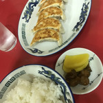 大阪王将 - 王将セットのご飯、漬物、追加で餃子。