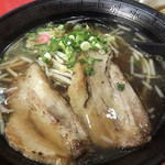 大阪王将 - 天津飯セットのラーメン。豚肉はバラ肉が多いです。