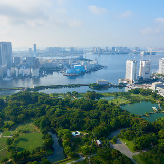 Enjoy the spectacular view of Hamarikyu Gardens