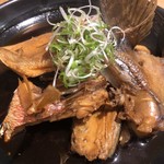 羽田市場 銀座直売店 - 晩御飯代わりの「本日の魚かぶとあら煮」。おなかいっぱいになる。