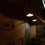 kong tong - 仄暗いエントランス。廊下のライトが灯っていれば営業中です