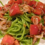Torattoria Amazza - 生桜海老とフレッシュトマトの季節の野菜を練りこんだ緑のスパゲティー