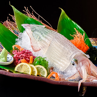 直前まで泳いでいたイカの活造りは食べる前から旨みが伝わります