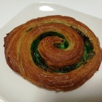 パリアッシュ - ピスタチオ風味のカスタードクリームが色鮮やか！エスカルゴピスターシュ320円