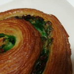 パリアッシュ - ピスタチオ風味のカスタードクリームやホワイトチョコの甘味に、グリエ・ド・カカオの香ばしさが合う！