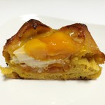 パリアッシュ - マンゴー風味の生地にフレッシュなマンゴー、まろやかなクリームチーズにマンゴーの果肉と香りを凝縮したようなコンポート