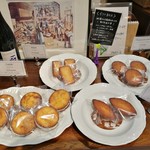 パリアッシュ - 美しく並べられた焼き菓子も、香り高く本格的な美味しさ