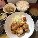 家庭料理居酒屋 よってって - ♪本日の日替り(唐揚げ焼肉味)¥500＋納豆¥100