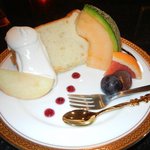 カフェドローズ - 桃のシフォンケーキです。ケーキもおいしかったですけど、フルーツも甘くておいしかったです