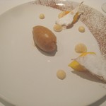 ル・ヴァンキャトル - デセール（柿）　以前のスーシェフがヘルプに来て考案したメニュー。アイスも柿。