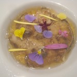 ル・ヴァンキャトル - アワビ、トリュフジュレ、根セロリピュレ　根セロリはそのままも入っていて独特な堅さの食感。トリュフは薄いようでいて結構効いてくる。スプーンもらえばよかった。