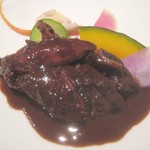 ル・ヴァンキャトル - 雷鳥胸　ジビエフォン・カカオソース？　手前が撃たれた側で食べくらべ。確かに違う。内臓込み熟成の本来のスタイルで。