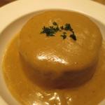 赤白 - コンソメで柔らかく炊いた大根のポルチーニ茸クリームソース掛け